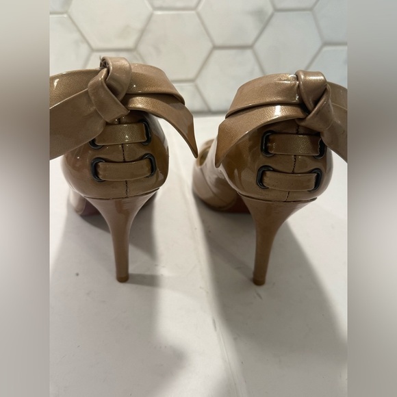 Enzo Angiolini Bow Back Champagne Gold Peep Toe Patent Leather Stilettos Sz 7.5 - Picture 3 of 10